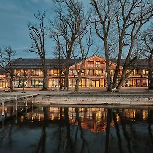 Otel Chiemgauhof Lakeside Retreat, Übersee